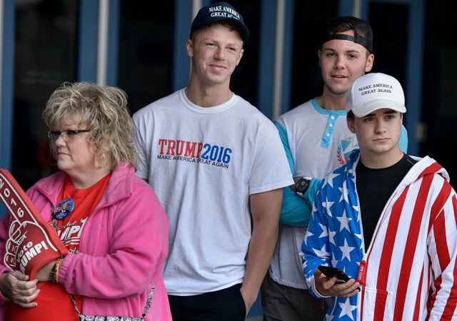 Un gruppo di sostenitori di Donald Trump, il candidato del Partito Repubblicano