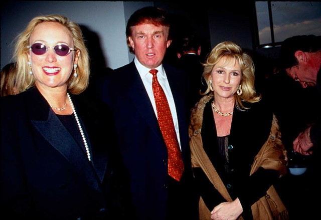 L'attrice Patty Davis, il presidente Usa Donald Trump e l'imprenditrice Kathy Hilton a un Gucci perfume launch nel 1997.