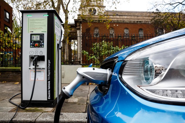 La batteria di un'auto elettrica di Kia (Soul EV) viene ricaricata in una stazione di Londra. Vetture che generano emissioni quasi zero come questa possono costare fino a 2 sterline per miglia