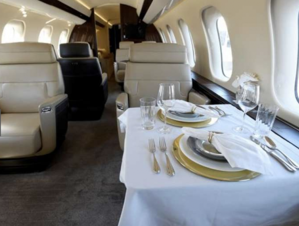 La stanza matrimoniale del jet privato di lusso Bombardier Global 700, il più grande del suo genere sul mercato