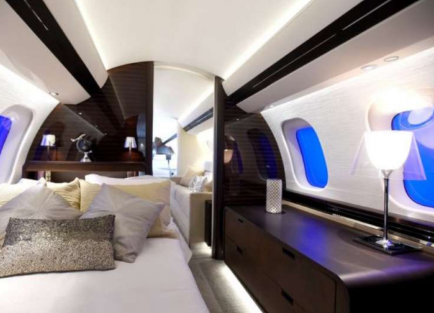 La stanza matrimoniale del jet privato di lusso Bombardier Global 700, il più grande del suo genere sul mercato