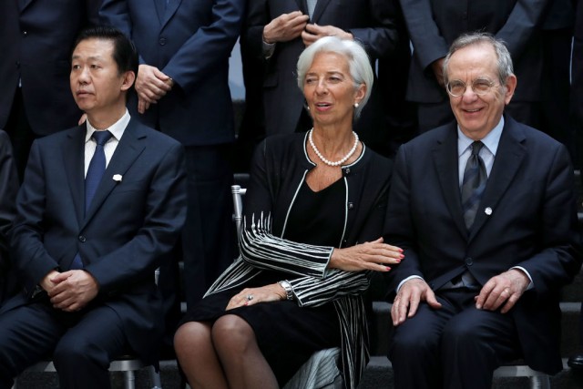 Il ministro cinese delle Finanze Xiao Jie, la direttrice dell'FMI Christine Lagarde e il ministro italiano delle Finanze Pier Carlo Padoan al G20 di Washington lo scorso 21 aprile