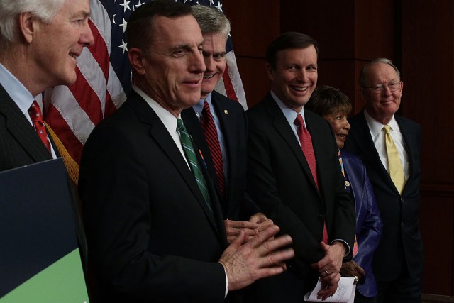 Elezioni Pennsylvania: trump rischia. Nella foto il Repubblicano Tim Murphy (secondo da sinistra) insieme ad altri senatori riuniti per esortare il Senato ad approvare il testo di riforma sulla salute mentale