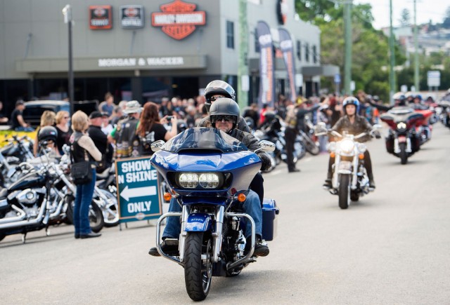I festeggiamenti per i 100 anni di Harley Davidson in Australia: UE ha minacciato di imporre dazi alle importazioni di moto e auto Usa