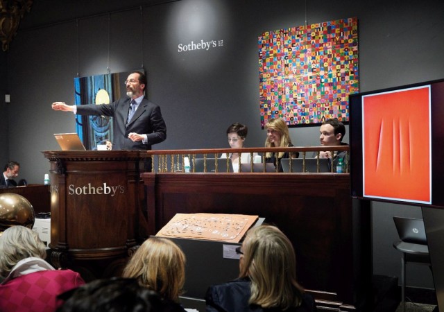 L'amministratore delegato di Sotheby's per l'Italia Filippo Lotti, conduce un'asta