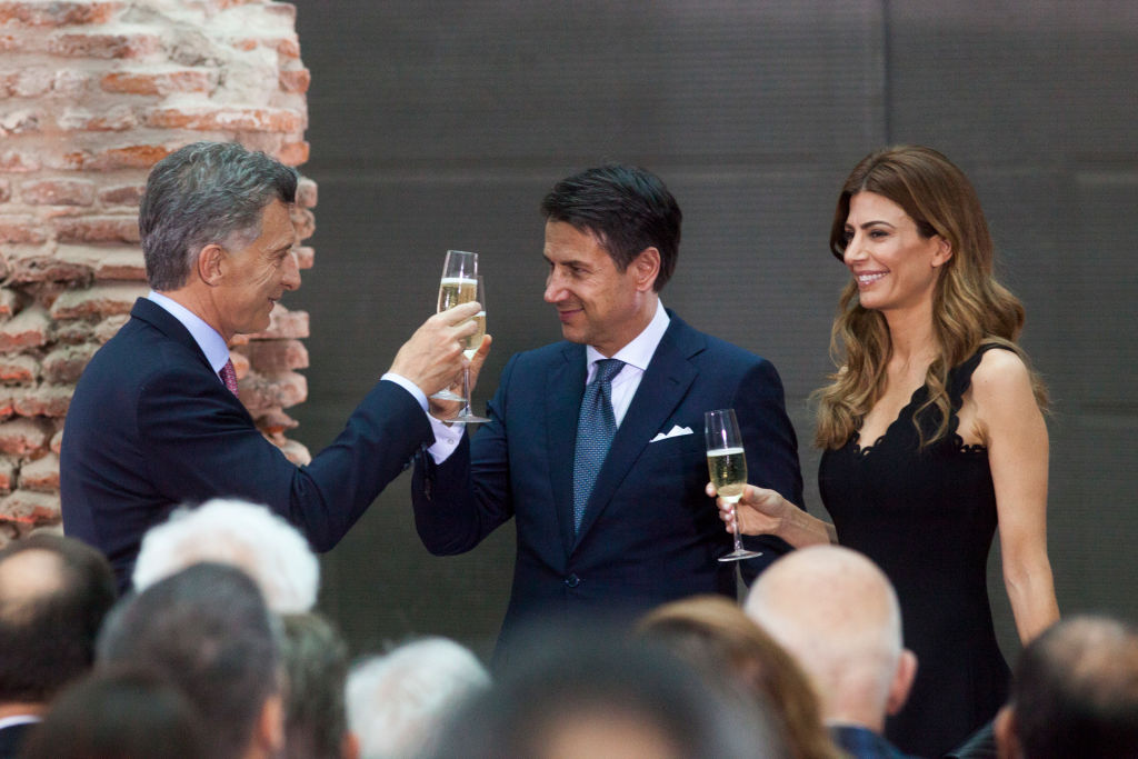 Macri fa un brindisi in compagnia del primo ministro italiano Giuseppe Conte  toasts with Prime ai margini del G20 di Buenos Aires, svoltosi il 29 novembre del 2018 (Ricardo Ceppi/Getty Images)