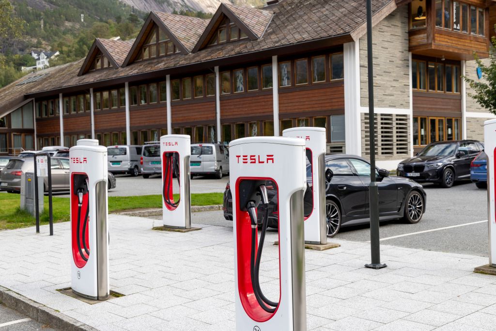 Auto: Norvegia, primo Paese che completerà la transizione all’elettrico