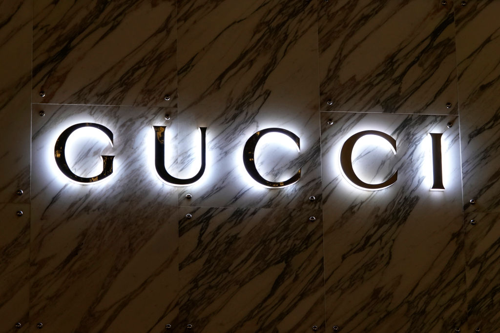 Gucci: lascia il direttore creativo De Sarno. Sale attesa per i conti di Kering